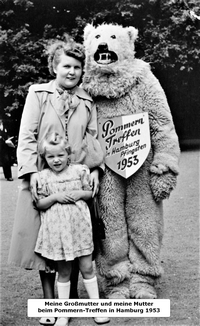 Meine Großmutter und meine Mutter beim Pommern-Treffen in Hamburg 1953
